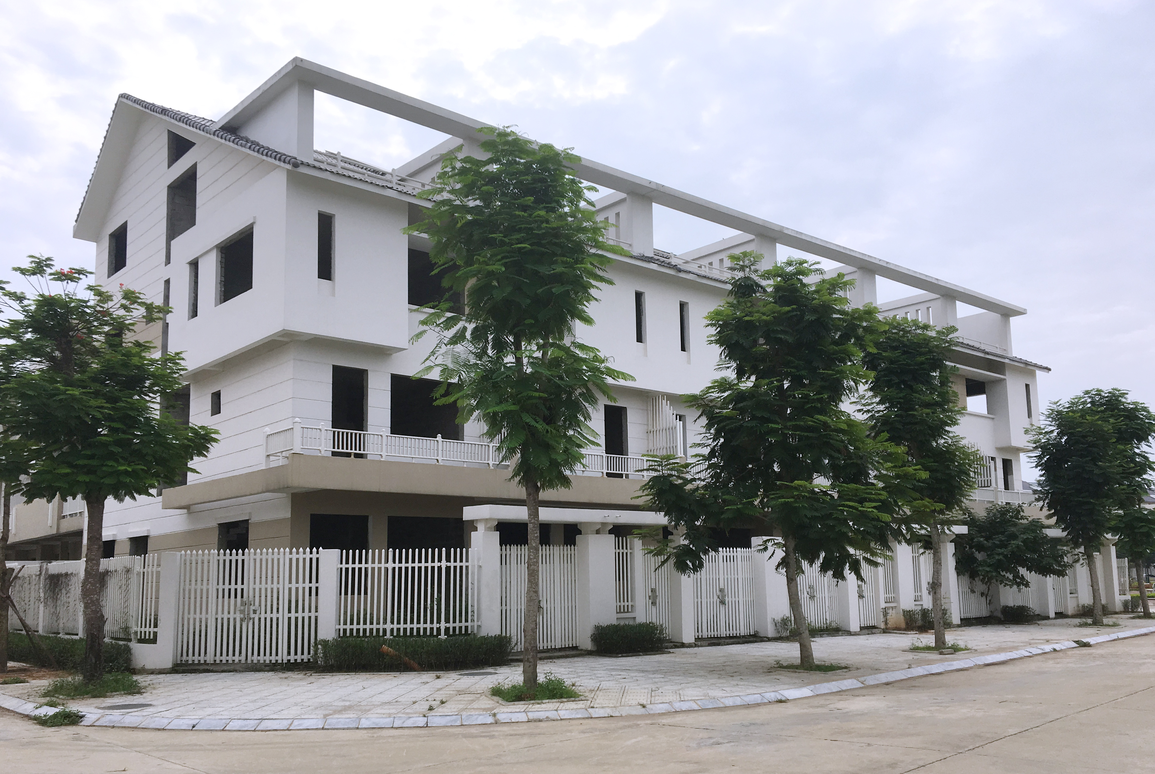 Cho thuê nhà liền kề 200m2 x 4 tầng view thoáng tại Geleximco Lê Trọng Tấn